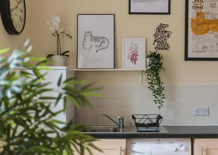 Bright And Modern 2 Bed Apartment